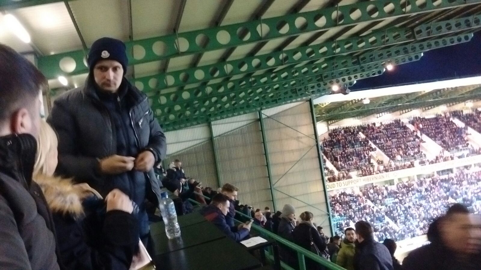 Leigh Grifiths foi assistir ao jogo do Hibernian contra o Hearts