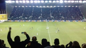 Artilheiro da Escócia não perdeu o costume e foi torcer pelo ex-clube no clássico da cidade