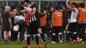 O abraço de Buffon e Vidal marca um Juve x Bayern grandioso além dos 90 minutos