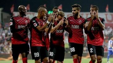 [Vídeo] Nos Emirados Árabes, comemoração de gol virou homenagem a Wesley Safadão