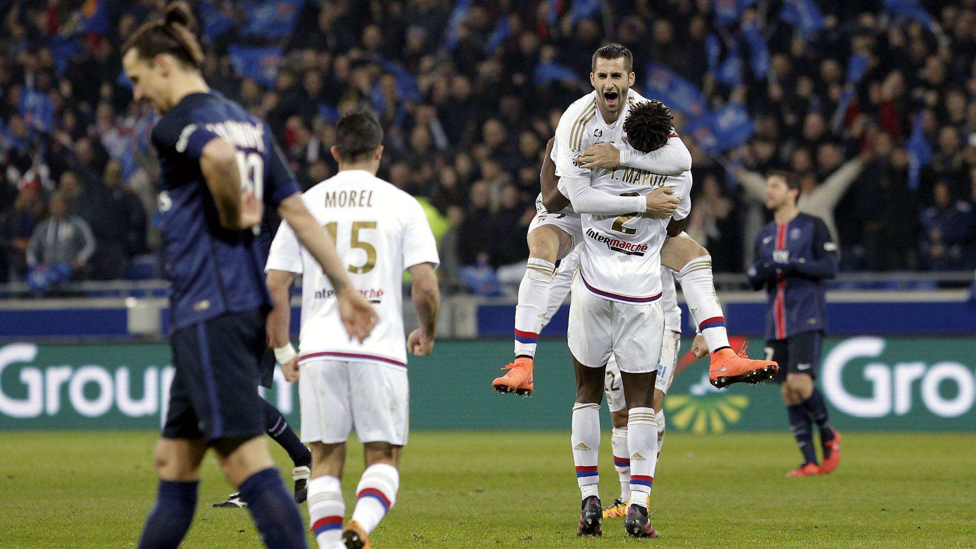 Lyon acabou com os 36 jogos de invencibilidade do PSG com direito a gola&ccedil;o