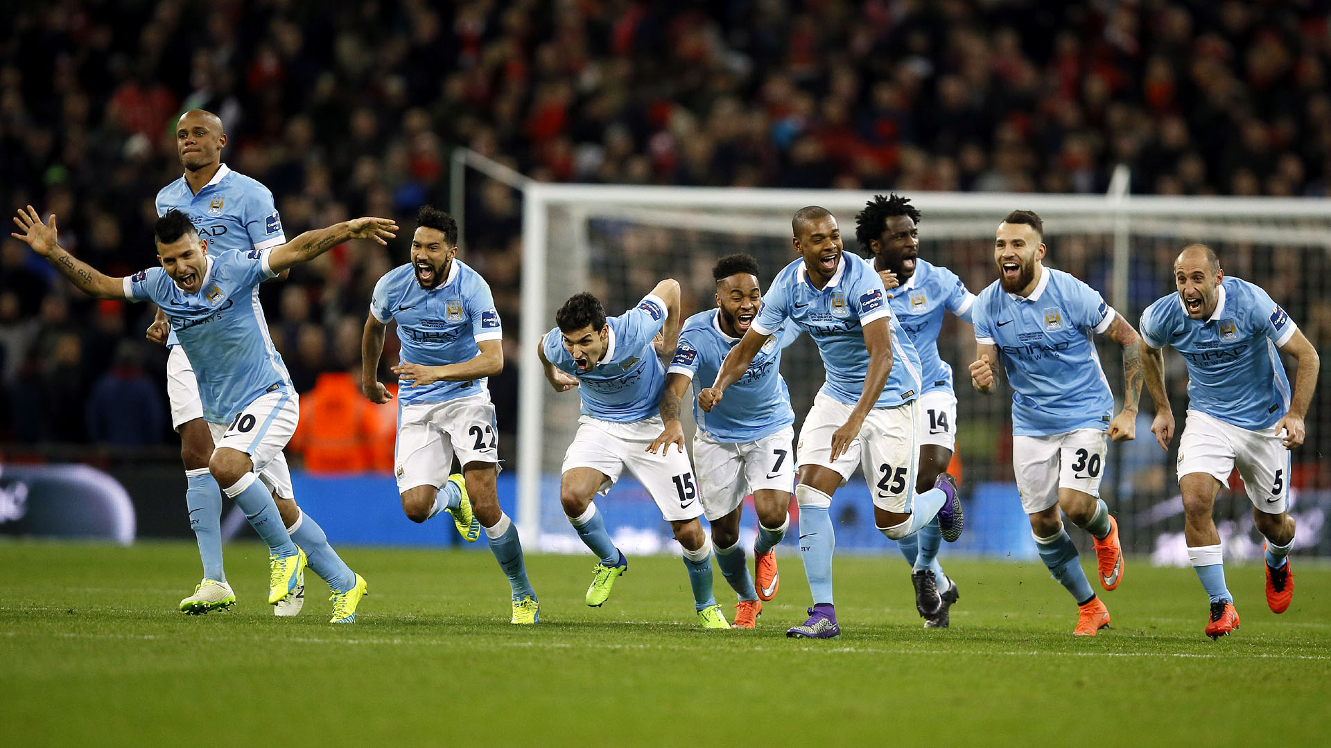 Jogadores do Manchester City comemoram a vit&oacute;ria da Copa da Liga nos p&ecirc;naltis (AP Photo/Kirsty Wigglesworth)
