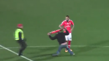 Torcedor do Benfica invade gramado para “engraxar” chuteira de Mitroglou