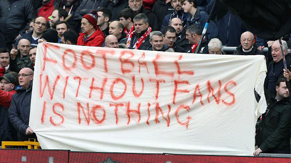 Sem torcida, sem vit&oacute;ria: protesto dos torcedores do Liverpool foi simb&oacute;lico em Anfield