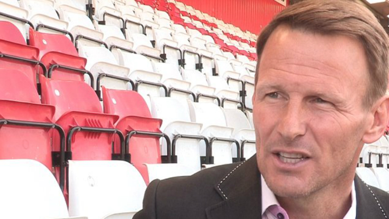 Demitido do Stevenage, Sheringham foi ver jogo disfar&ccedil;ado para sentir o clima ap&oacute;s sua sa&iacute;da