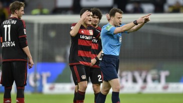 Técnico do Leverkusen é expulso, se recusa a sair, e árbitro é quem decide deixar o campo