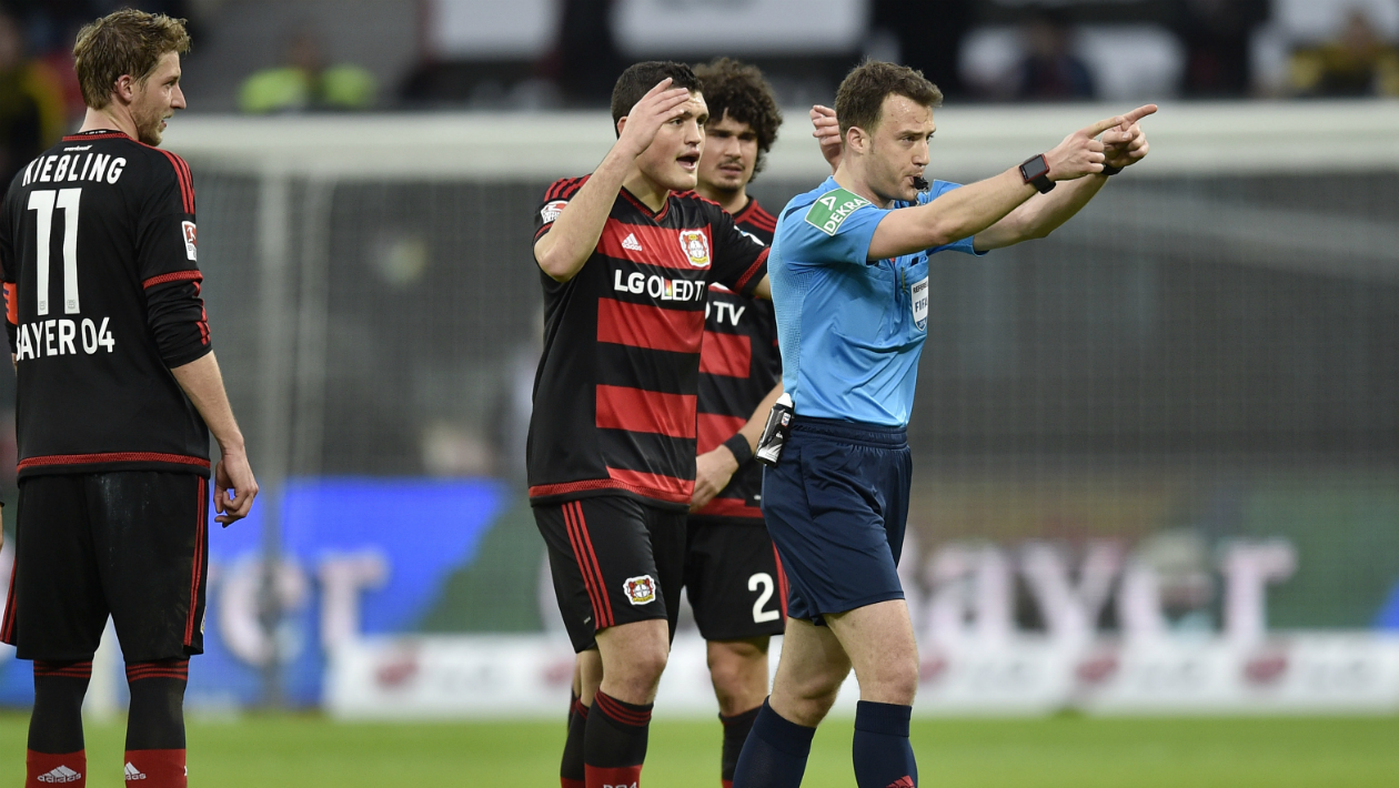 T&eacute;cnico do Leverkusen &eacute; expulso, se recusa a sair, e &aacute;rbitro &eacute; quem decide deixar o campo
