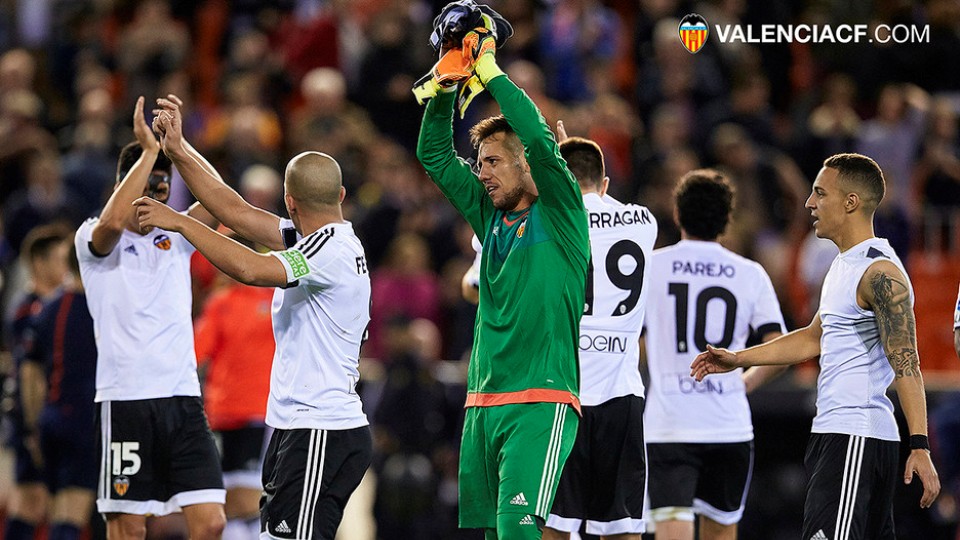 Diego Alves j&aacute; voltou fazendo milagres e ajudou Valencia a vencer ap&oacute;s 12 rodadas em jejum