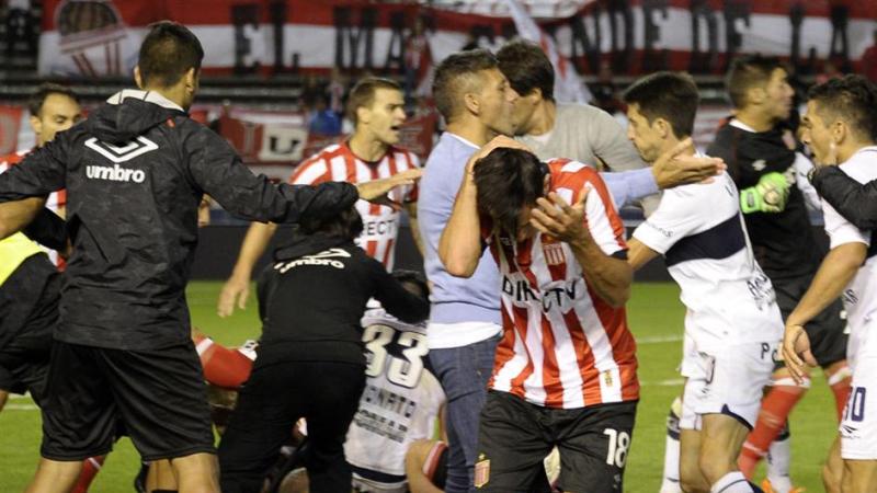 A pr&eacute;-temporada na Argentina terminou com pancadaria no Cl&aacute;ssico de La Plata