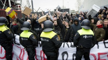 Repressão da polícia em protesto pacífico de torcedores? Também aconteceu na Holanda