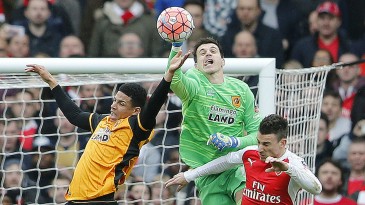 Jakupovic carregou time reserva do Hull e segurou o Arsenal no Emirates com defesaças