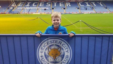 O Leicester ofereceu um sábado especial a pequeno torcedor que acabara de perder a mãe