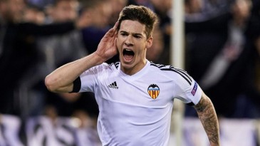 Com dois gols e três assistências em 35 minutos, Santi Mina jogou um absurdo nos 6 a 0 do Valencia