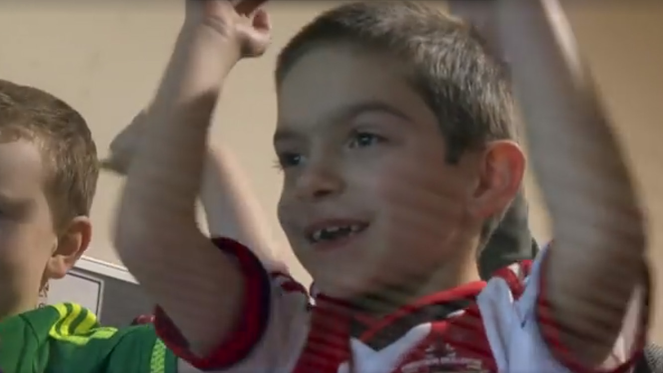 Sunderland construiu uma sala especial para que garotinho com autismo possa ver os jogos