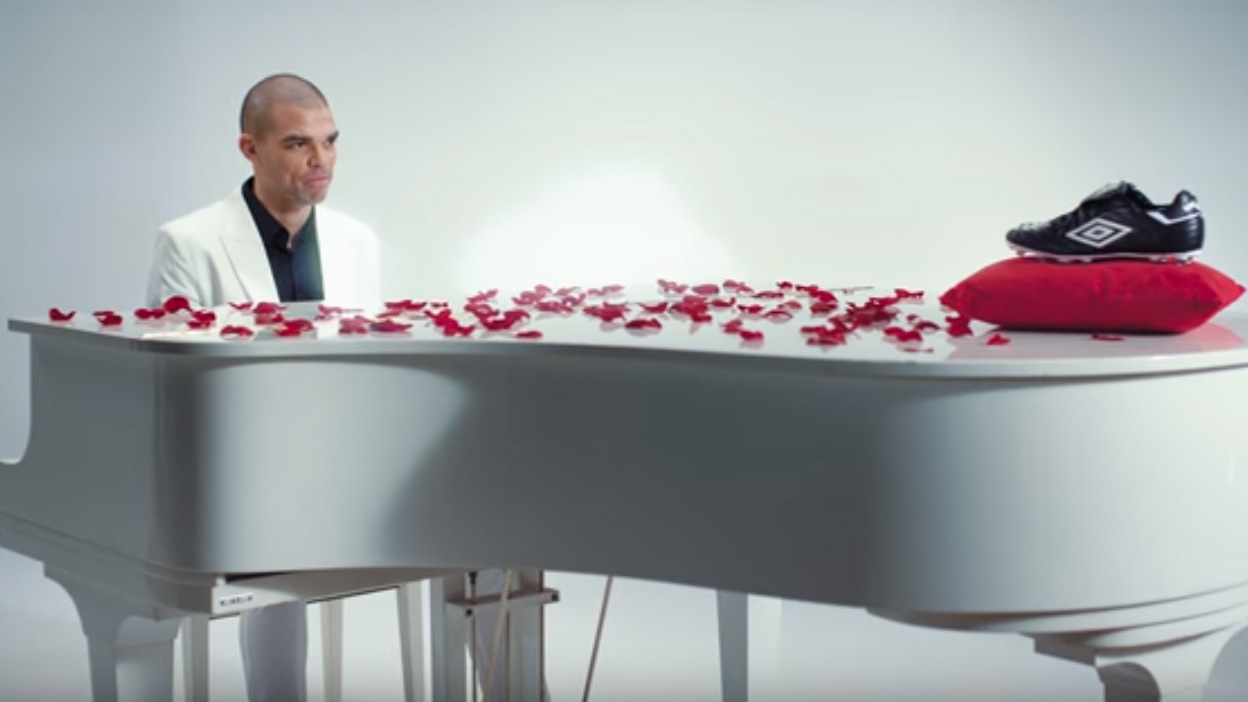 Pepe mostra o seu lado rom&acirc;ntico fazendo uma declara&ccedil;&atilde;o de amor. Para a sua chuteira