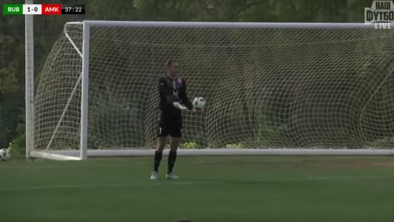O vento estava t&atilde;o forte que arrastou at&eacute; a trave em um amistoso do Rubin Kazan