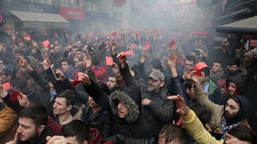 Milhares saíram às ruas na Turquia para protestar contra arbitragem em jogo do Trabzonspor