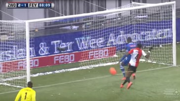 Sim, senhoras e senhores, acreditem: o lateral direito do Zwolle perdeu esse gol