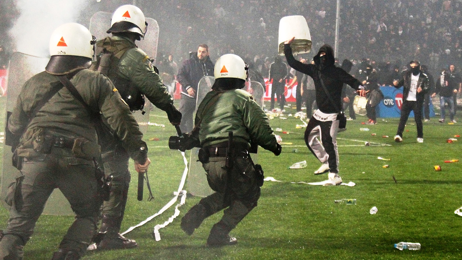 [V&iacute;deo] Confus&atilde;o entre torcida do PAOK e pol&iacute;cia fez o governo suspender a Copa da Gr&eacute;cia