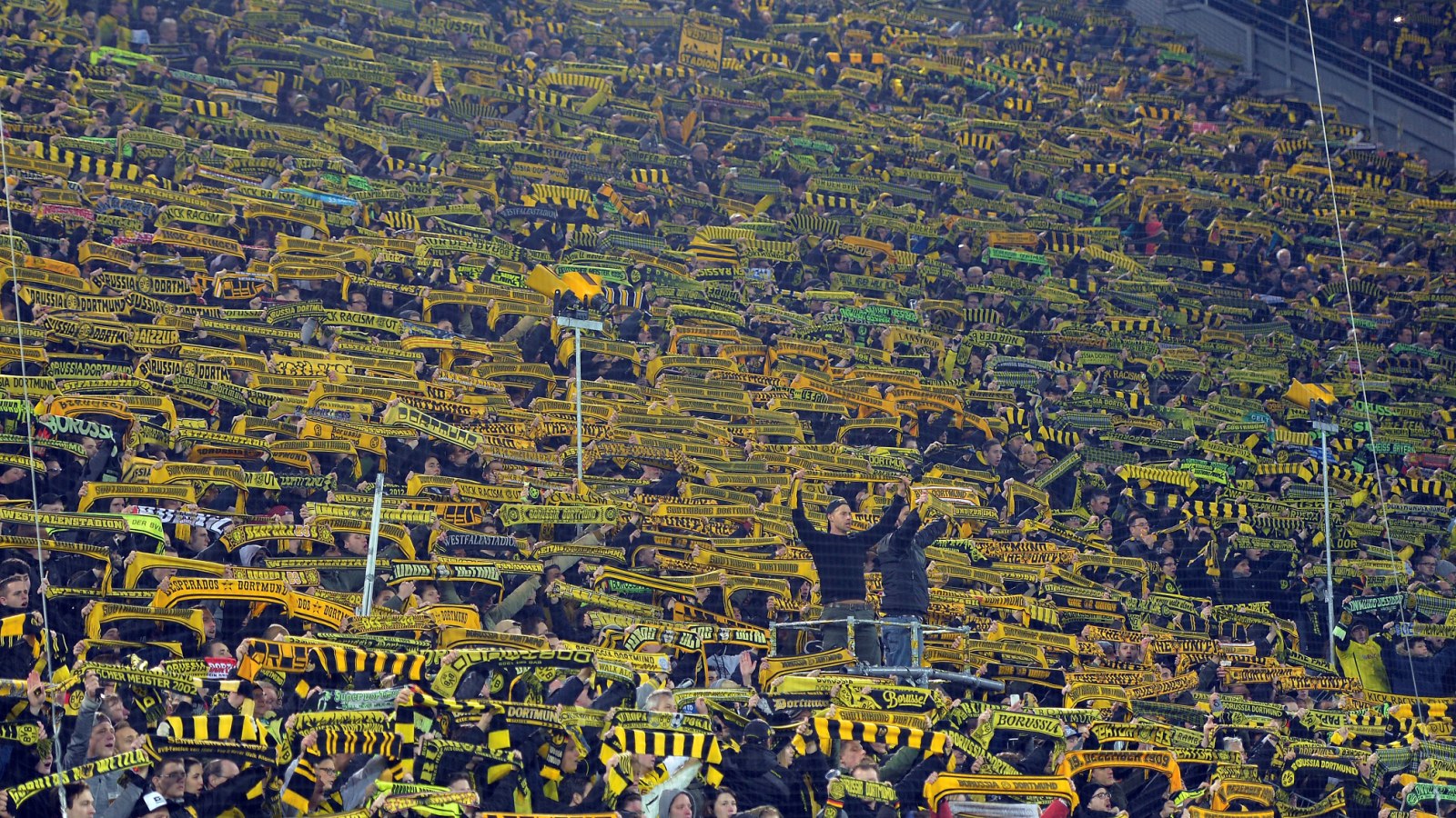 Do sil&ecirc;ncio &agrave; homenagem, foi arrepiante sentir a torcida do Dortmund em meio &agrave; tristeza