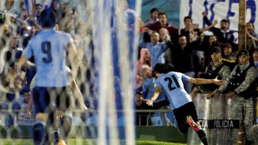 Na briga de foice das Eliminatórias, a dupla fantástica fez o Uruguai despontar à liderança