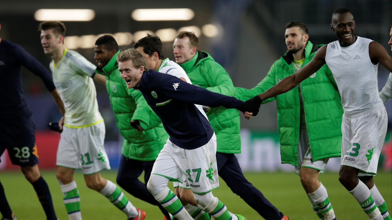 Wolfsburg vive seu sonho na Champions e chega &agrave;s quartas como franco-atirador