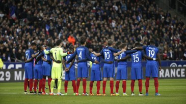 [Vídeo] Foi de arrepiar a torcida francesa cantando a Marselhesa na volta ao Stade de France