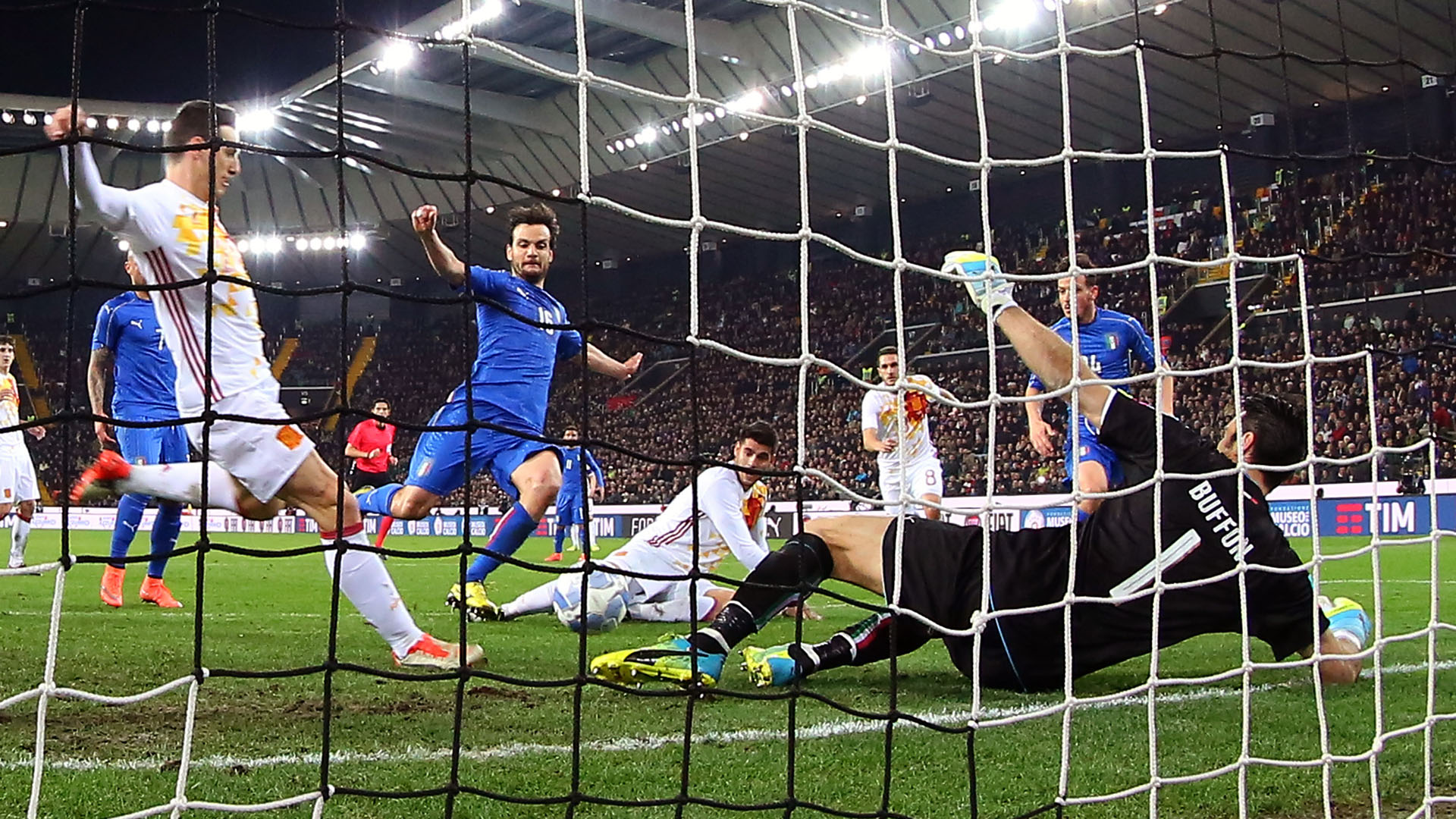 Aduriz marca o gol de empate contra a It&aacute;lia, pela Espanha, em amistoso (AP Photo/Paolo Giovannini)