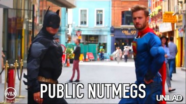 [Vídeo] O Batman vs. Superman que interessa: a disputa de canetas na rua