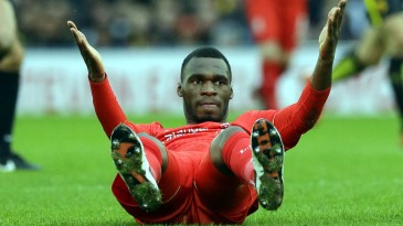 Benteke não foi inteligente ao reclamar da reserva e de Klopp no Liverpool com atuações tão ruins