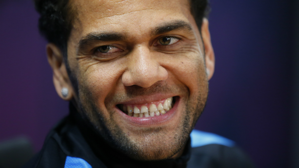 &ldquo;Imagine se fosse bom!&rdquo;: Dani Alves rebate cr&iacute;ticas sobre futebol, julgamentos e fama