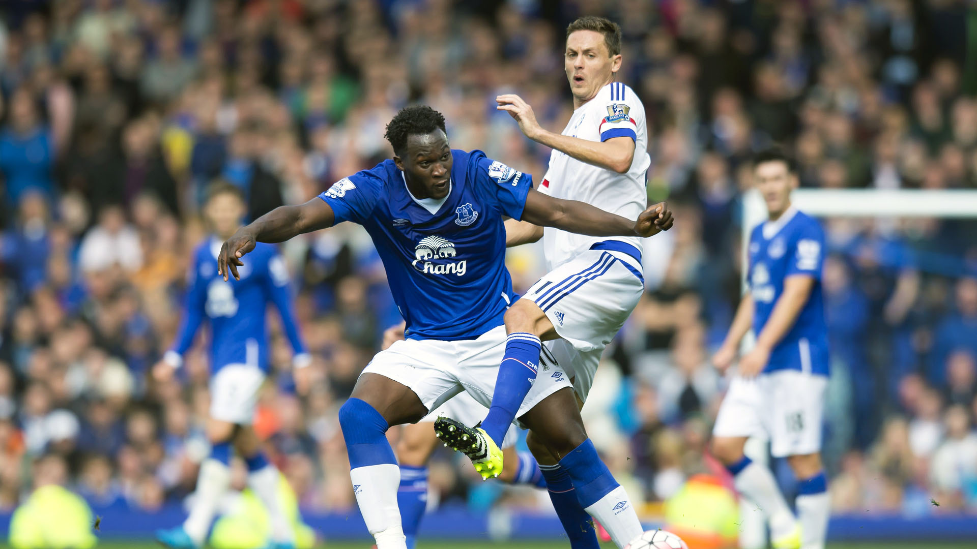 Lukaku, do Everton, disputa a bola com Matic, do Chelsea (AP Photo/Jon Super)