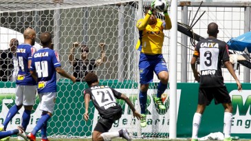 Fábio executou nada menos que um milagre em cabeçada de Robinho e decidiu o clássico