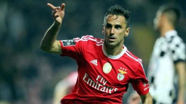 Jonas chega com moral à Seleção com gol no último minuto e liderança na Chuteira de Ouro