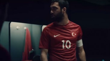 Arda Turan evoca o futebol de rua em palestra para seleção turca nesse comercial