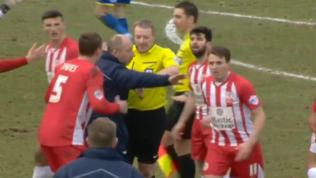 Que erro! &Aacute;rbitro acaba primeiro tempo no momento em que o Accrington fazia seu gol