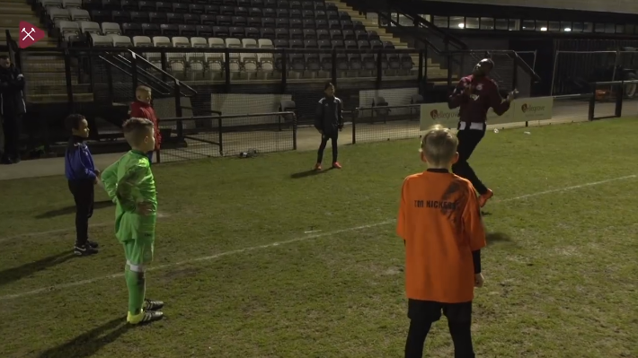 [V&iacute;deo] Michail Antonio deu uma hil&aacute;ria aula de como comemorar gols aos meninos do West Ham
