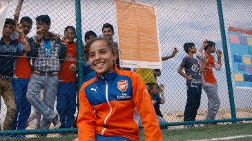 Arsenal oferece válvula de escape com a construção de campos de futebol para refugiados no Iraque