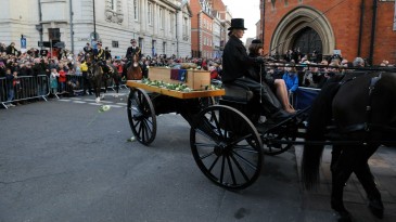Um ano depois de virar ponto turístico, Leicester é o centro das atenções do futebol inglês