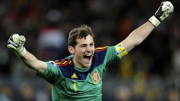 Casillas fez essa grande defesa na partida em que bateu mais um recorde pela Espanha