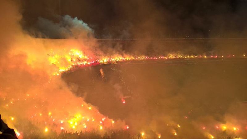 [V&iacute;deo] Com este inferno &eacute; que a torcida do Estrela Vermelha celebrou o anivers&aacute;rio do clube
