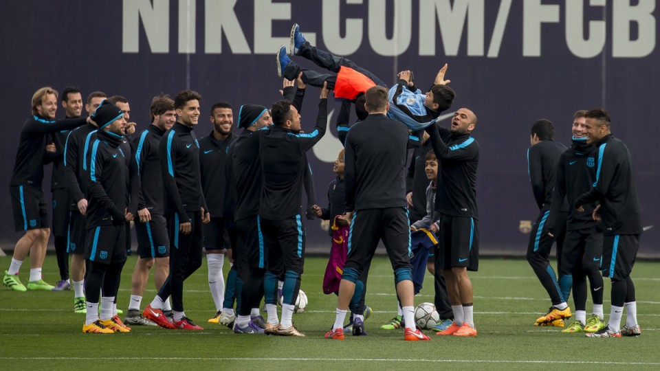 Meninos se esconderam no CT do Bar&ccedil;a e, mesmo invadindo treino, ganharam o carinho dos jogadores