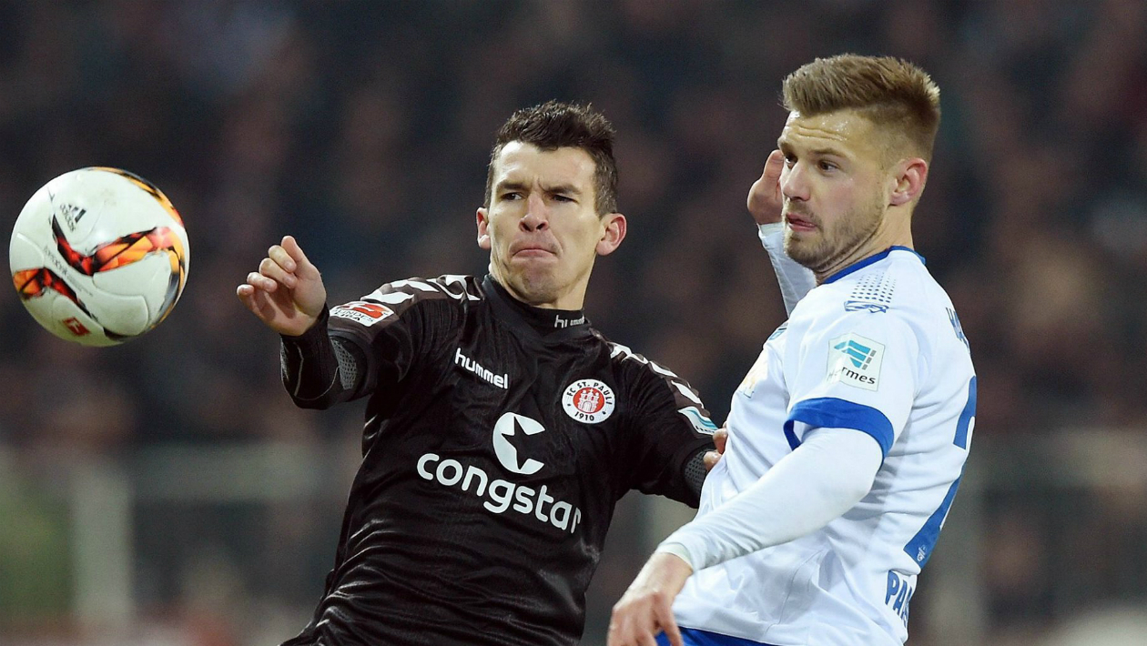 O que foi mais absurdo: o gola&ccedil;o de Helenius ou a falha do zagueiro do St. Pauli no outro gol?