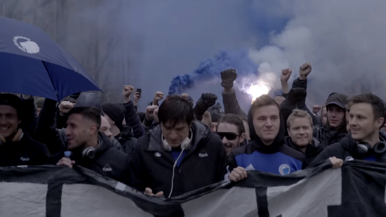 [V&iacute;deo] Time do Kobenhavn desceu do &ocirc;nibus e acompanhou a torcida no cortejo at&eacute; o est&aacute;dio