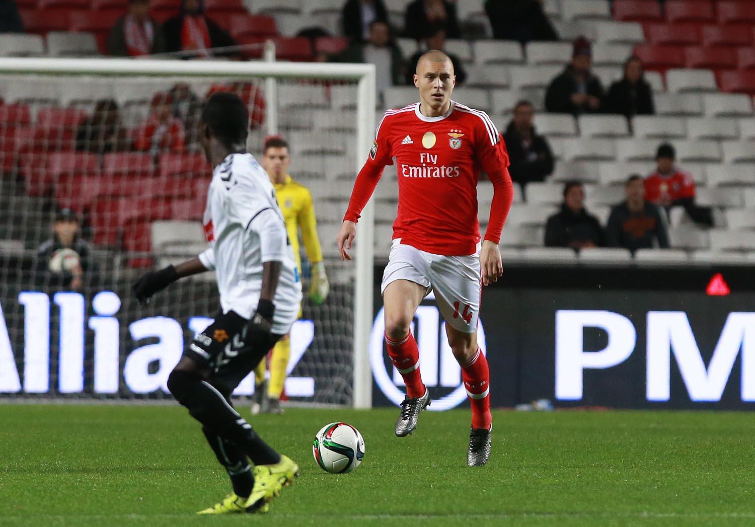 Victor Lindel&ouml;f (Su&eacute;cia) &ndash; Campe&atilde;o europeu sub-21 em 2015, o zagueiro chegou ao Benfica logo ap&oacute;s o torneio e ganhou a titularidade em janeiro, diante das les&otilde;es de Luis&atilde;o e Lisandro L&oacute;pez. O suficiente para ser chamado para a sele&ccedil;&atilde;o principal, com s&eacute;rias dificuldades de renovar seu elenco.