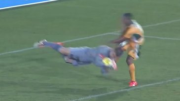 Este goleiro achou o jeito mais descarado (e idiota) de conseguir um cartão para o adversário