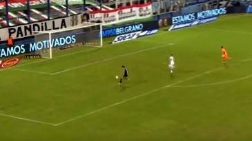 Meia do Quilmes perdeu um gol que nos deixa entre a pena e vontade de gargalhar