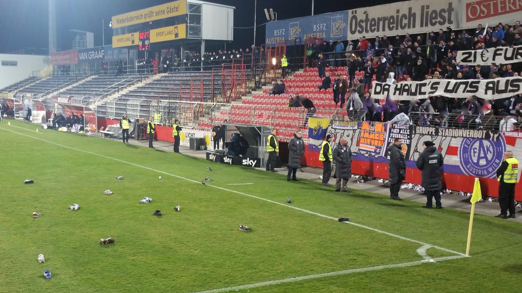 Torcida do &Aacute;ustria Viena protesta contra pre&ccedil;o dos ingresso jogando t&ecirc;nis ao gramado