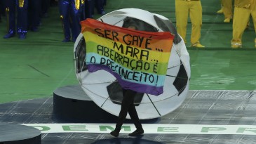 Vale ver esse mini-documentário de alunos da USP sobre homofobia nos estádios brasileiros