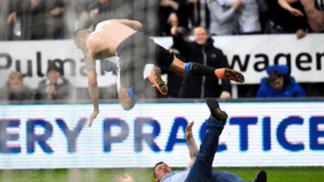 Ele invadiu o campo para comemorar o gol do Newcastle, escorregou no clímax e foi banido